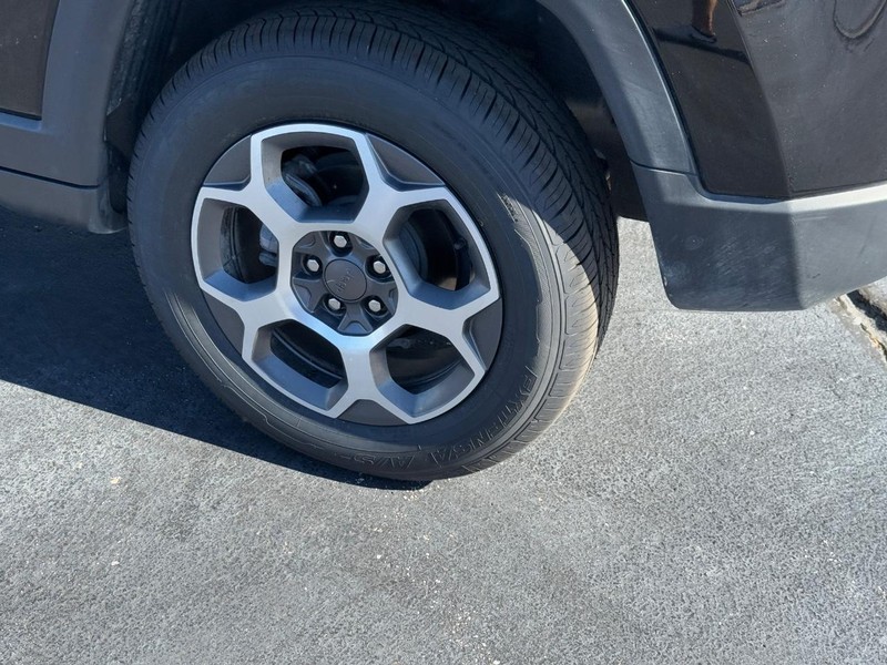 Jeep Compass Vehicle Full-screen Gallery Image 7