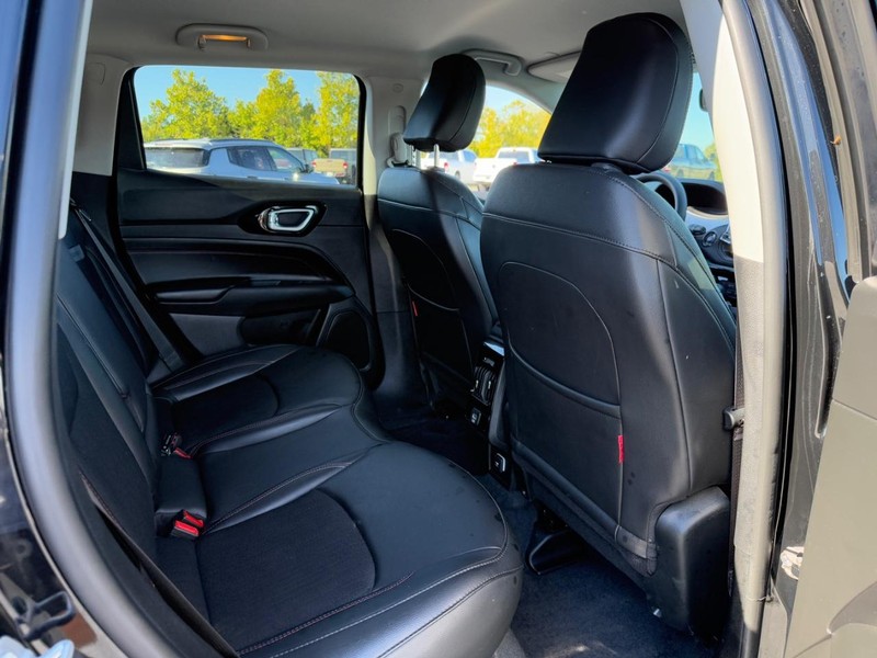 Jeep Compass Vehicle Full-screen Gallery Image 10