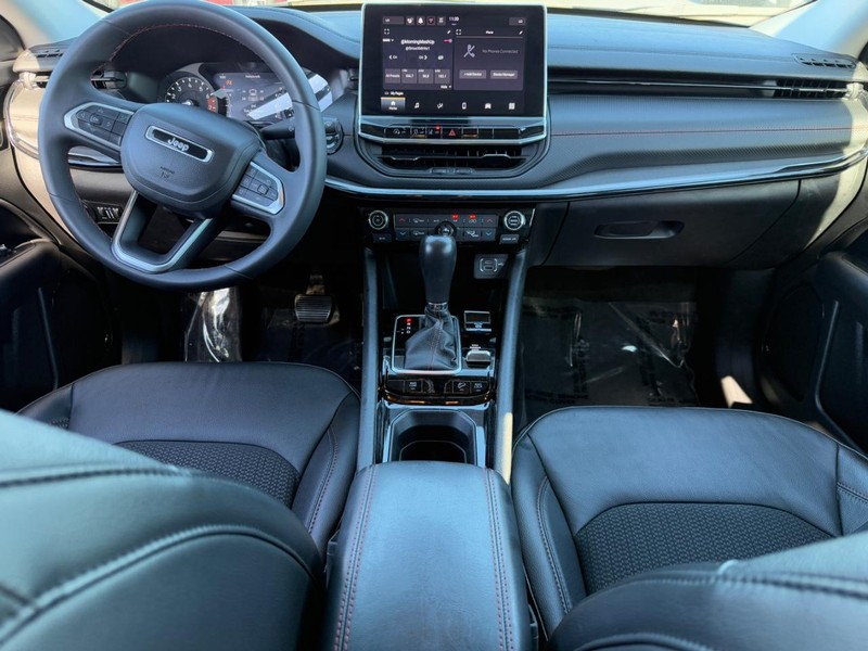 Jeep Compass Vehicle Full-screen Gallery Image 11