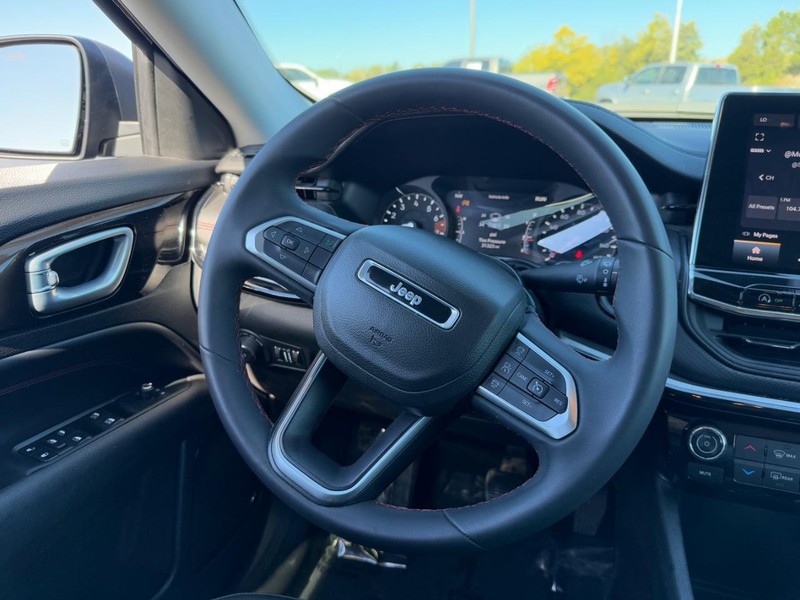 Jeep Compass Vehicle Full-screen Gallery Image 12