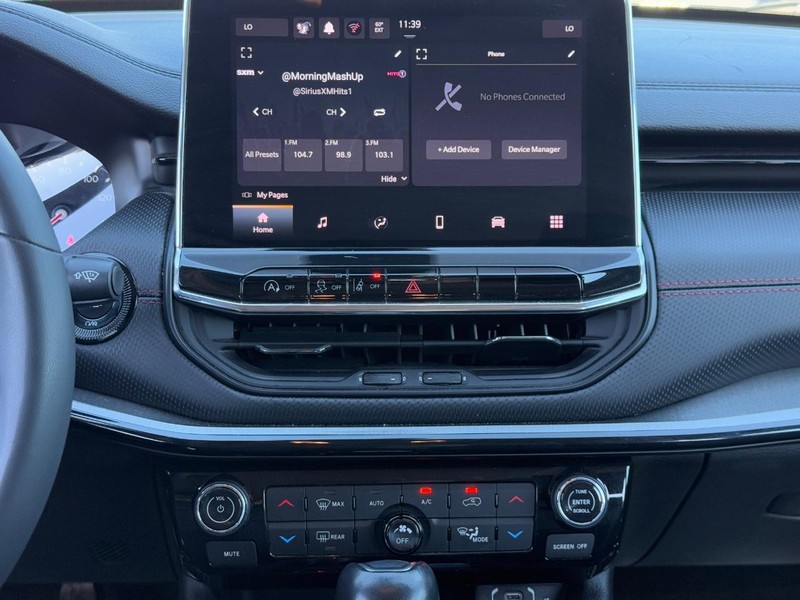 Jeep Compass Vehicle Full-screen Gallery Image 13