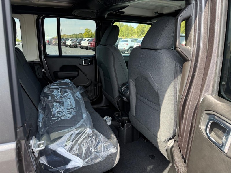 Jeep Wrangler Vehicle Full-screen Gallery Image 5