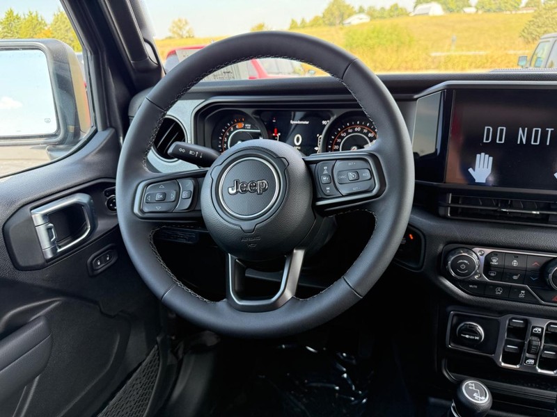 Jeep Wrangler Vehicle Full-screen Gallery Image 7