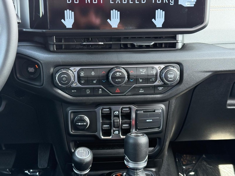 Jeep Wrangler Vehicle Full-screen Gallery Image 8