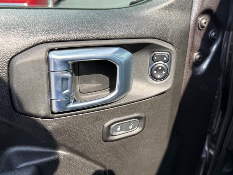 Jeep Wrangler Vehicle Full-screen Gallery Image 9