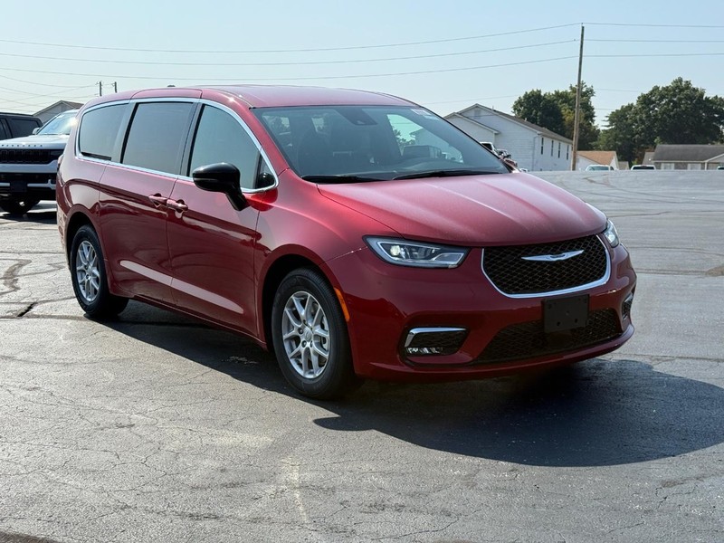 Chrysler Pacifica Vehicle Full-screen Gallery Image 2