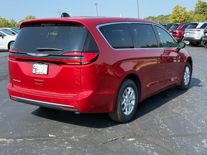 Chrysler Pacifica Vehicle Full-screen Gallery Image 3