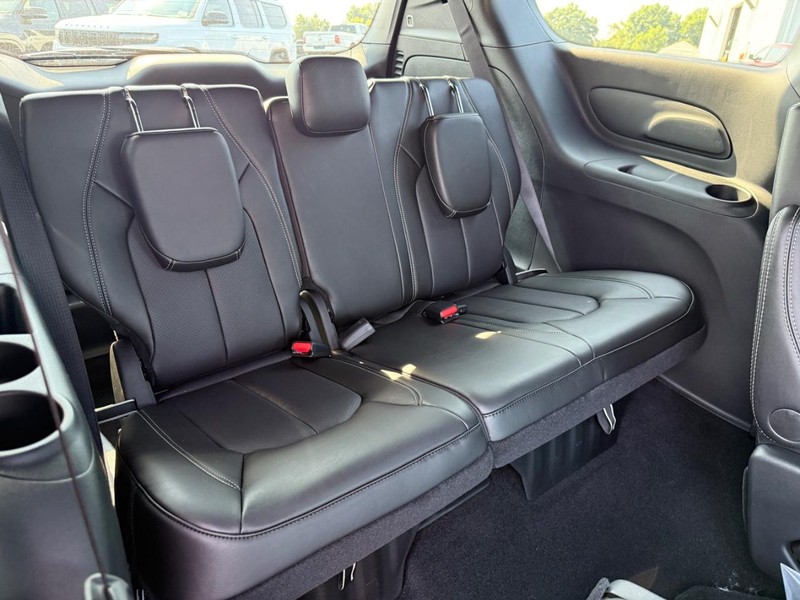 Chrysler Pacifica Vehicle Full-screen Gallery Image 5