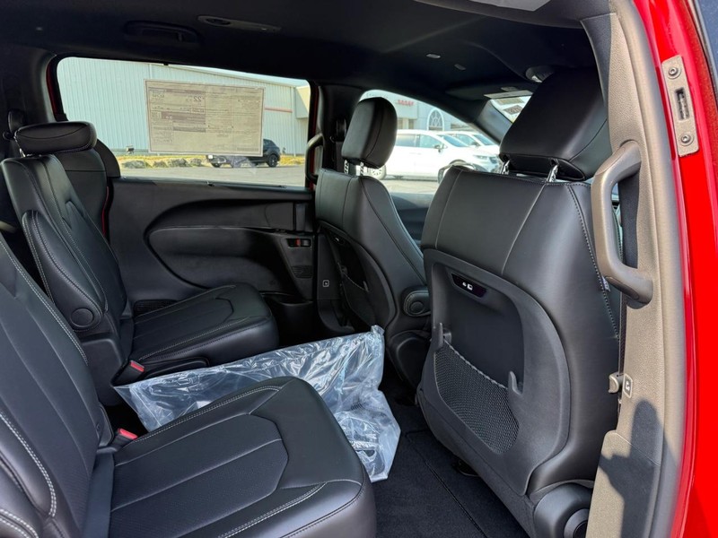 Chrysler Pacifica Vehicle Full-screen Gallery Image 6