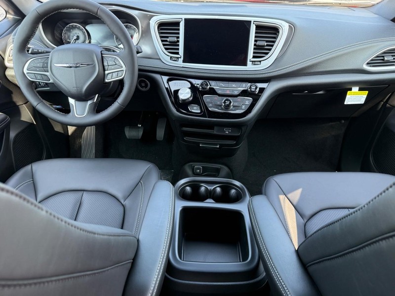 Chrysler Pacifica Vehicle Full-screen Gallery Image 7