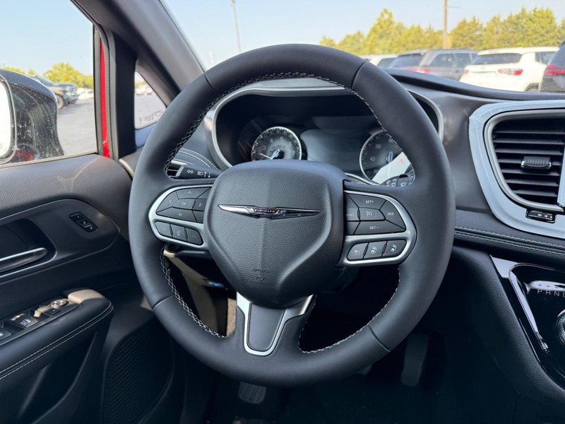 Chrysler Pacifica Vehicle Full-screen Gallery Image 8