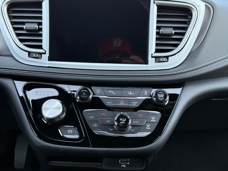 Chrysler Pacifica Vehicle Full-screen Gallery Image 9