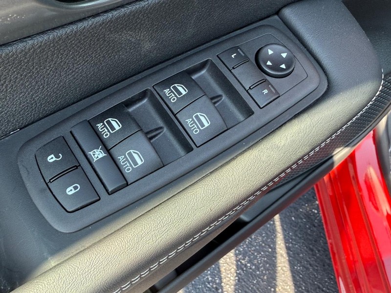 Chrysler Pacifica Vehicle Full-screen Gallery Image 10