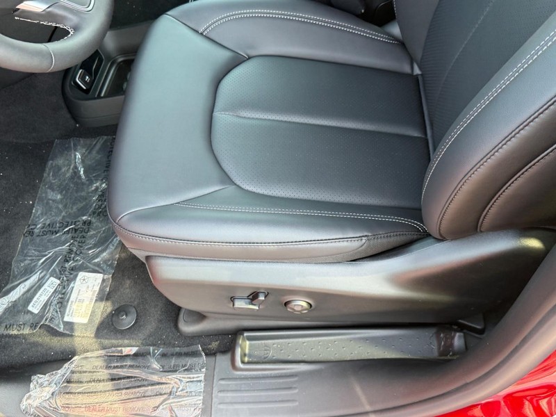 Chrysler Pacifica Vehicle Full-screen Gallery Image 12