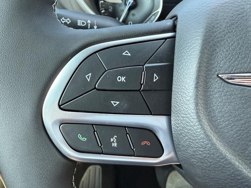 Chrysler Pacifica Vehicle Full-screen Gallery Image 13