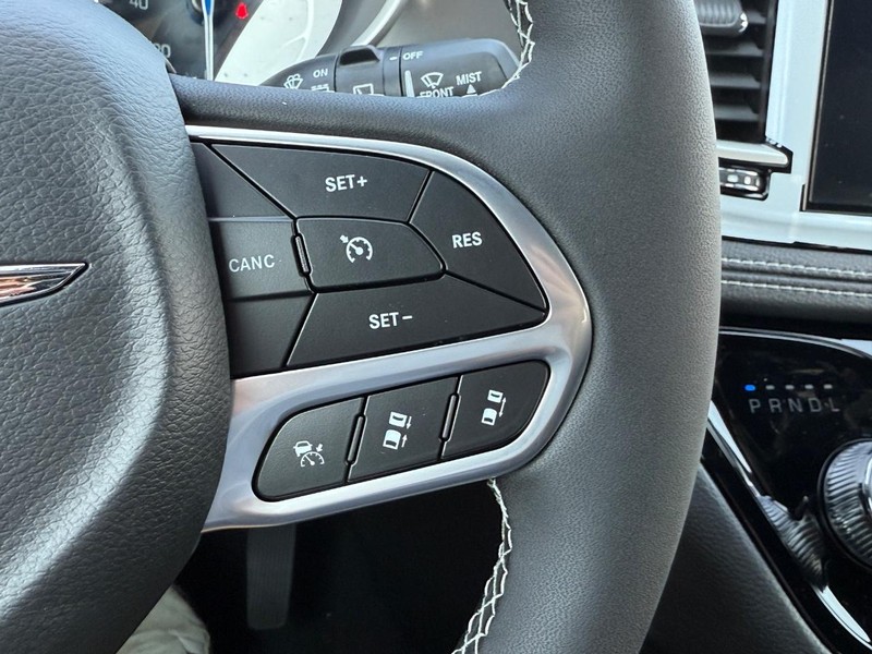 Chrysler Pacifica Vehicle Full-screen Gallery Image 14