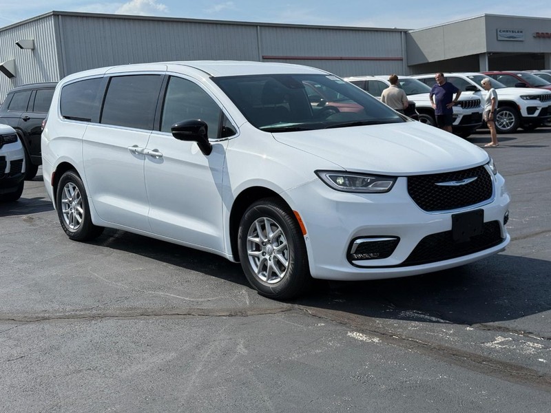 Chrysler Pacifica Vehicle Full-screen Gallery Image 2