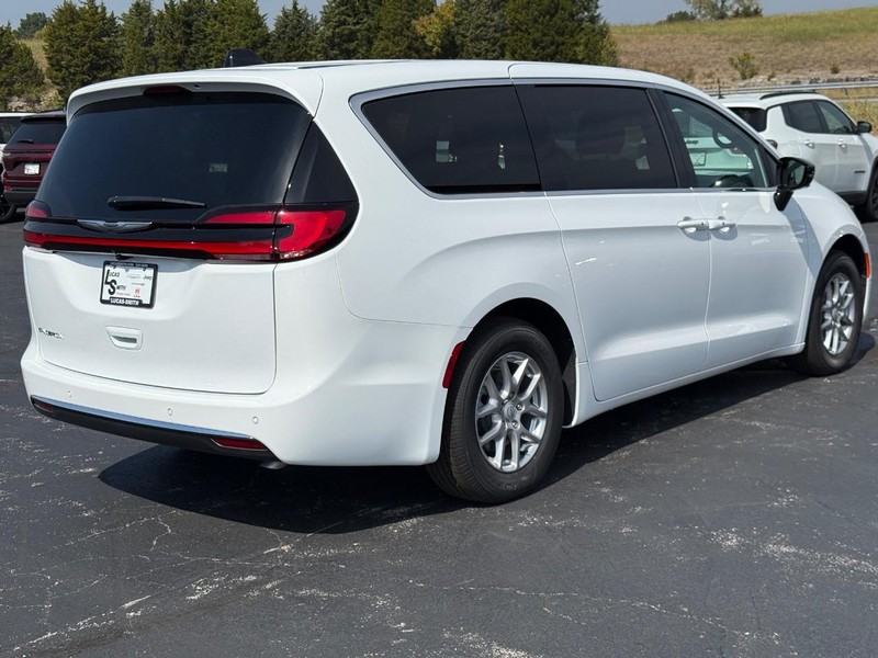 Chrysler Pacifica Vehicle Full-screen Gallery Image 3