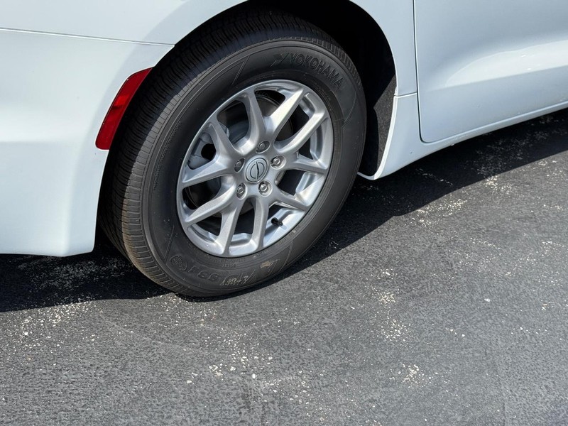 Chrysler Pacifica Vehicle Full-screen Gallery Image 4