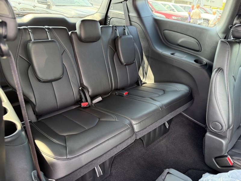 Chrysler Pacifica Vehicle Full-screen Gallery Image 5