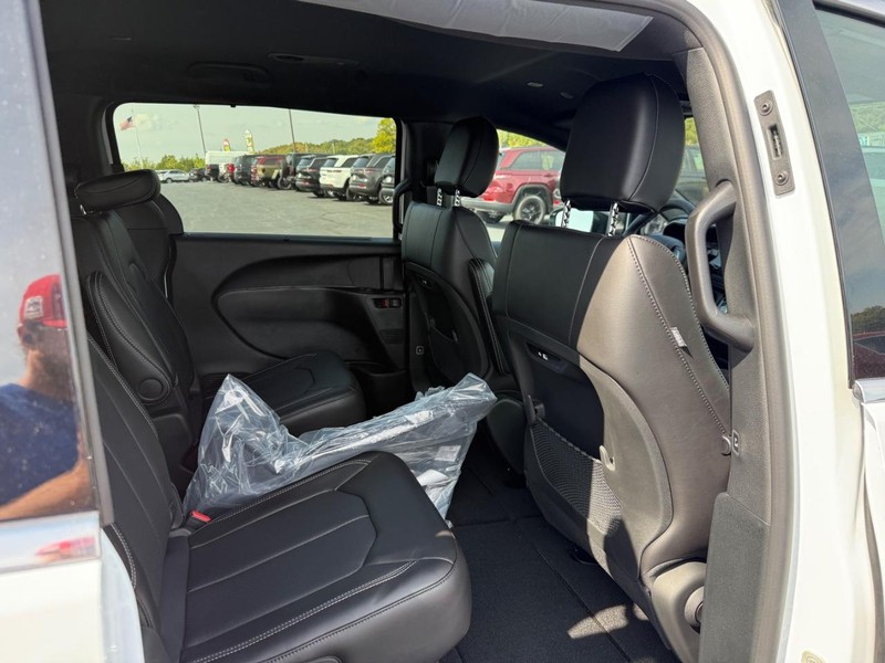 Chrysler Pacifica Vehicle Full-screen Gallery Image 6
