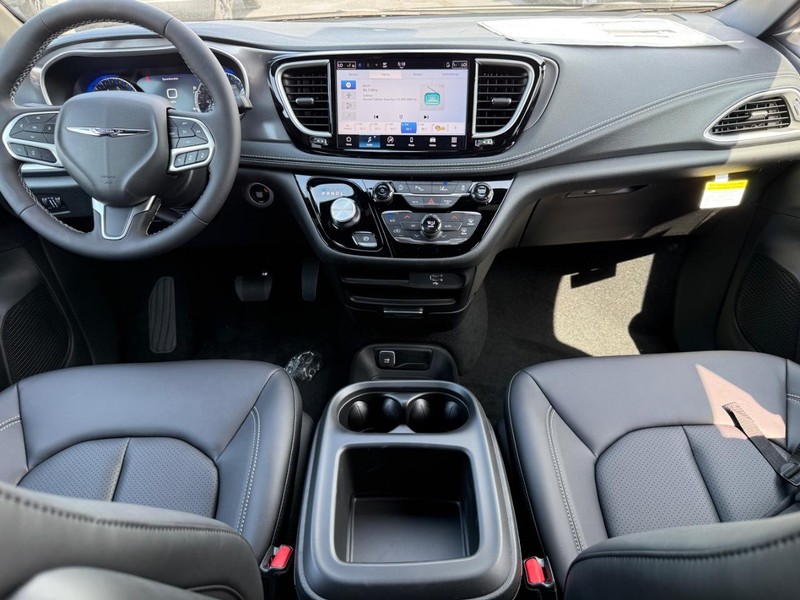 Chrysler Pacifica Vehicle Full-screen Gallery Image 7