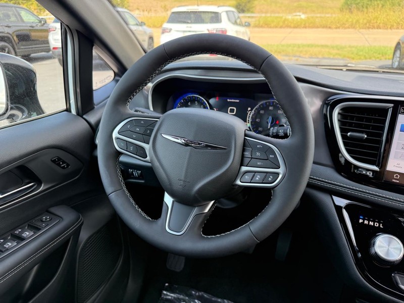 Chrysler Pacifica Vehicle Full-screen Gallery Image 8