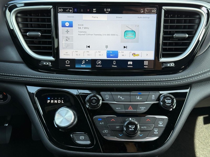 Chrysler Pacifica Vehicle Full-screen Gallery Image 9