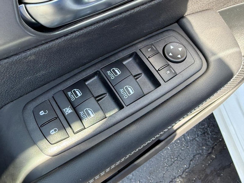 Chrysler Pacifica Vehicle Full-screen Gallery Image 10