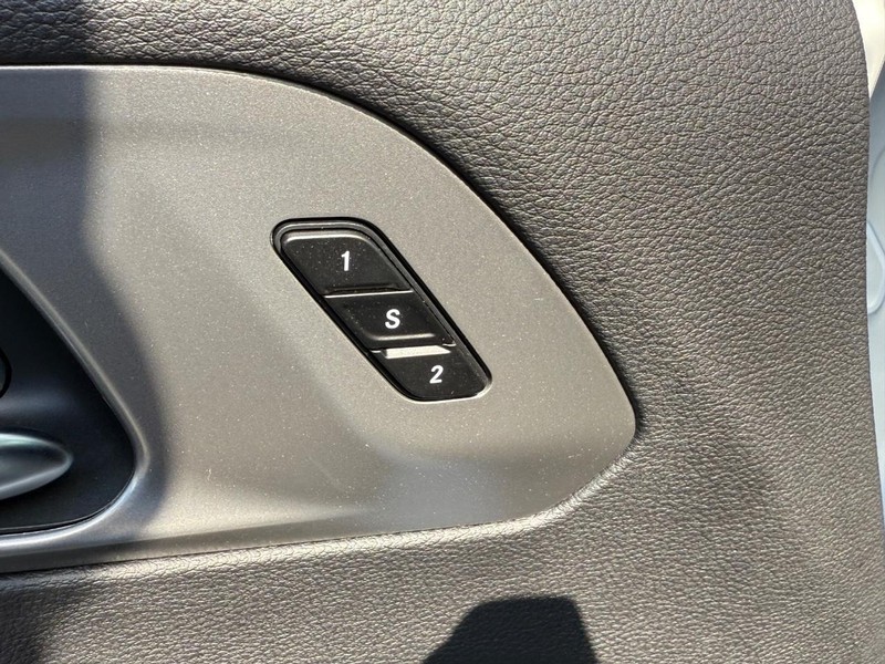 Chrysler Pacifica Vehicle Full-screen Gallery Image 11