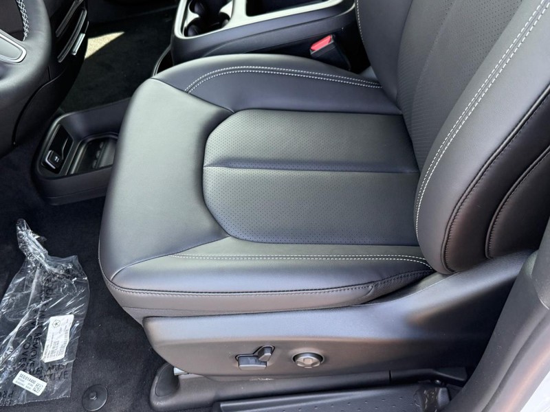 Chrysler Pacifica Vehicle Full-screen Gallery Image 12