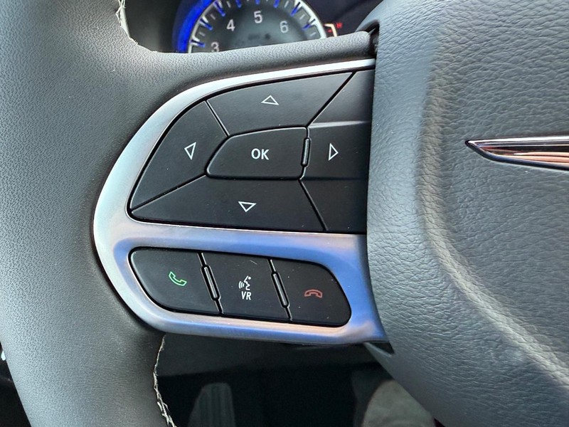 Chrysler Pacifica Vehicle Full-screen Gallery Image 13