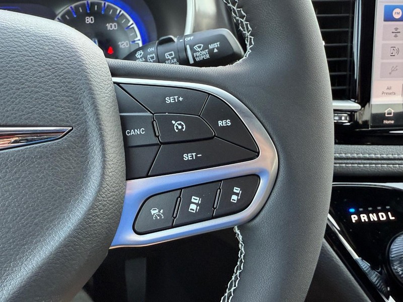 Chrysler Pacifica Vehicle Full-screen Gallery Image 14