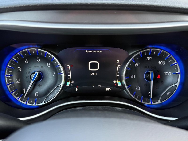 Chrysler Pacifica Vehicle Full-screen Gallery Image 15