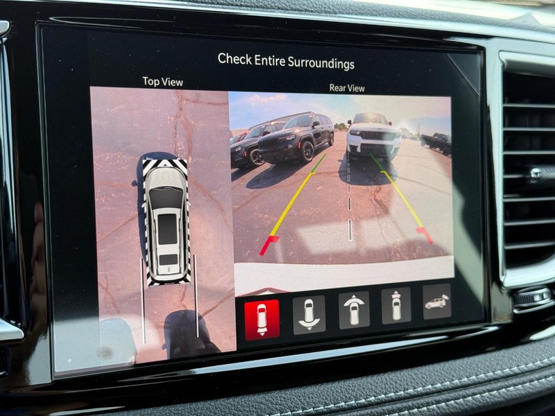 Chrysler Pacifica Vehicle Full-screen Gallery Image 16