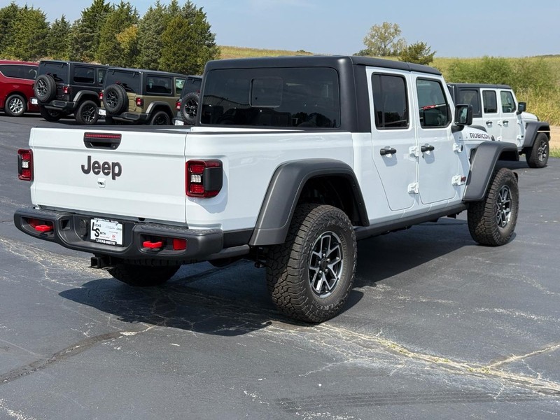 Jeep Gladiator Vehicle Full-screen Gallery Image 3