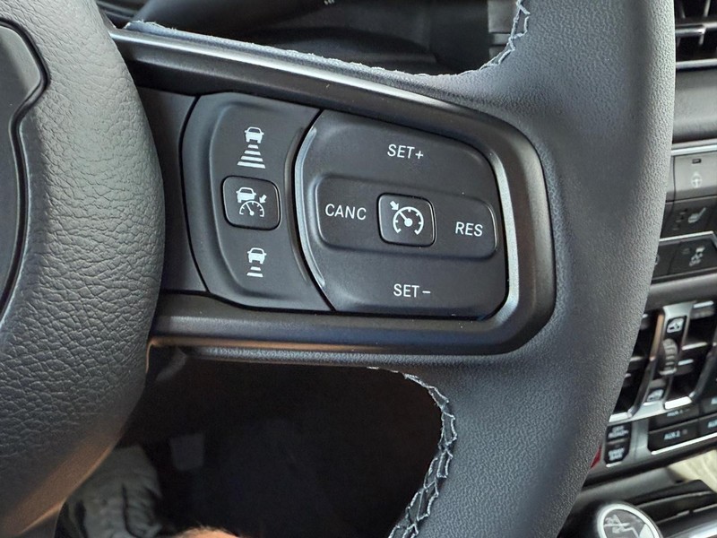 Jeep Gladiator Vehicle Full-screen Gallery Image 13
