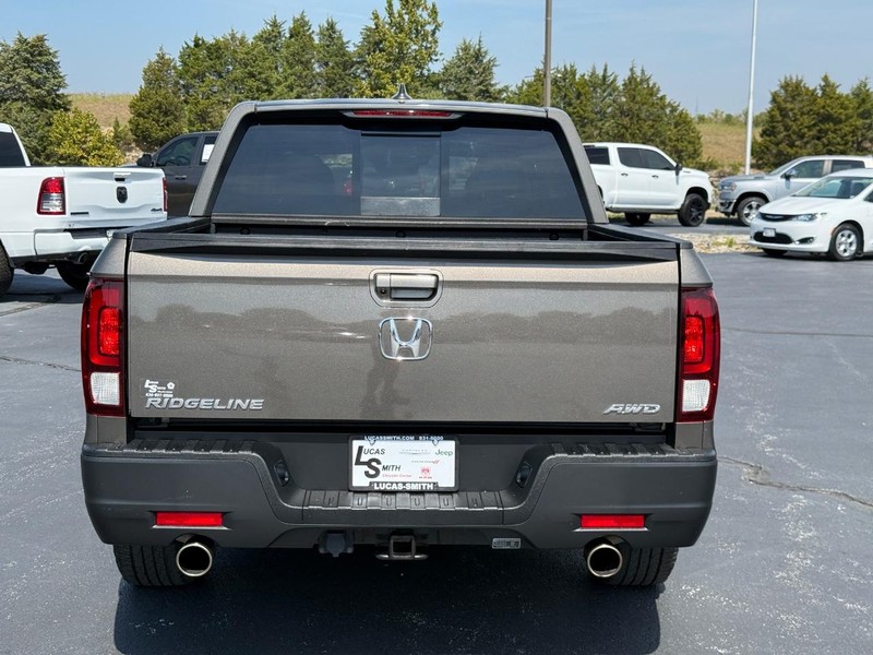 Honda Ridgeline Vehicle Full-screen Gallery Image 4