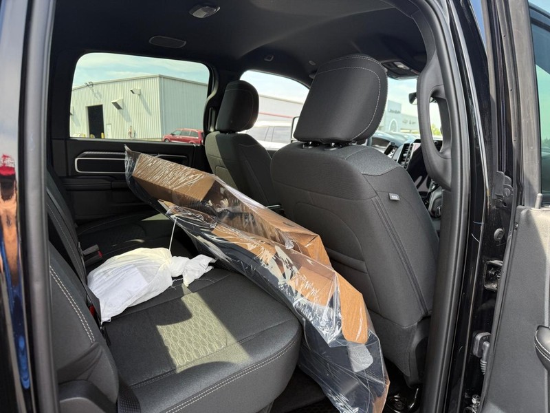 Ram 2500 Vehicle Full-screen Gallery Image 7