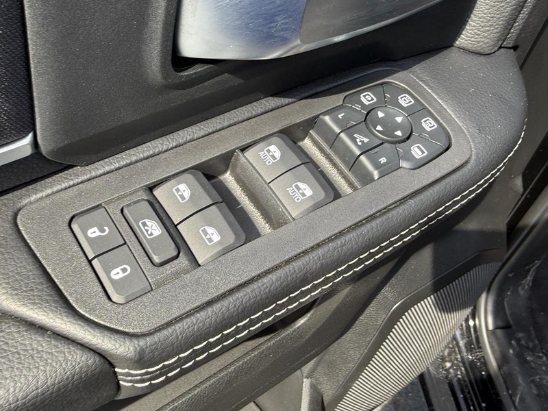 Ram 2500 Vehicle Full-screen Gallery Image 11