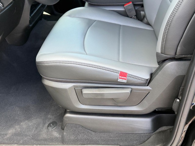 Ram 2500 Vehicle Full-screen Gallery Image 10