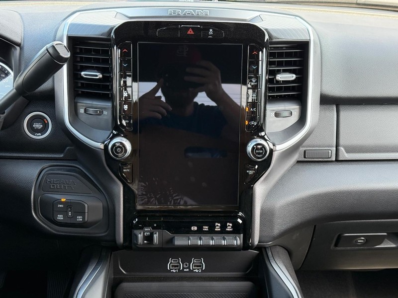 Ram 2500 Vehicle Full-screen Gallery Image 10