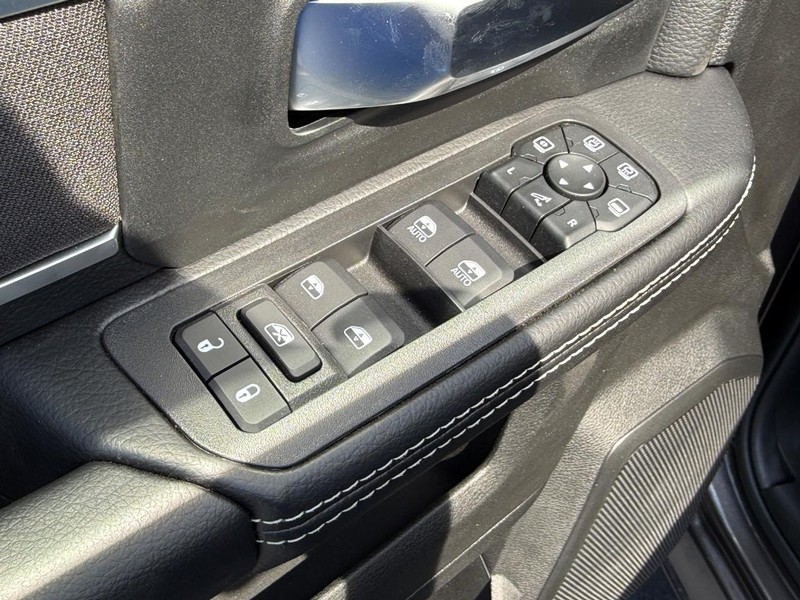 Ram 2500 Vehicle Full-screen Gallery Image 11