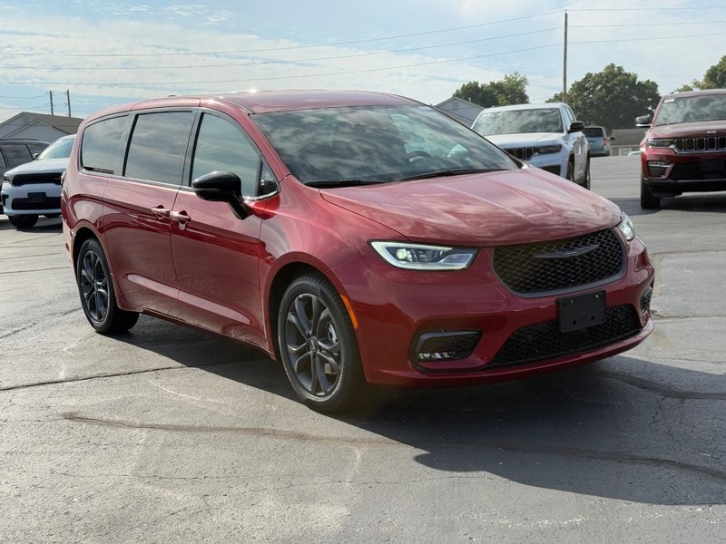 Chrysler Pacifica Vehicle Full-screen Gallery Image 2