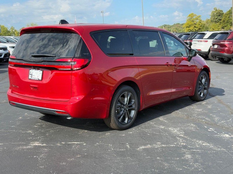 Chrysler Pacifica Vehicle Full-screen Gallery Image 3