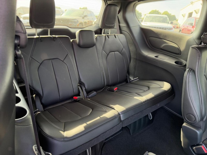 Chrysler Pacifica Vehicle Full-screen Gallery Image 5