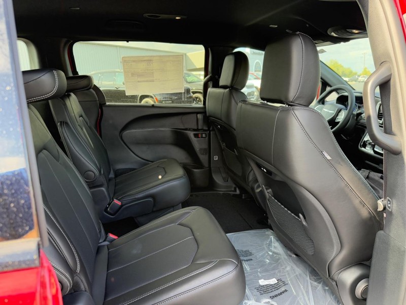 Chrysler Pacifica Vehicle Full-screen Gallery Image 6