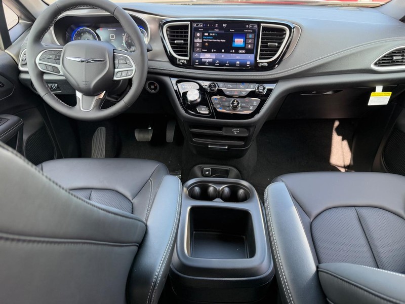 Chrysler Pacifica Vehicle Full-screen Gallery Image 7