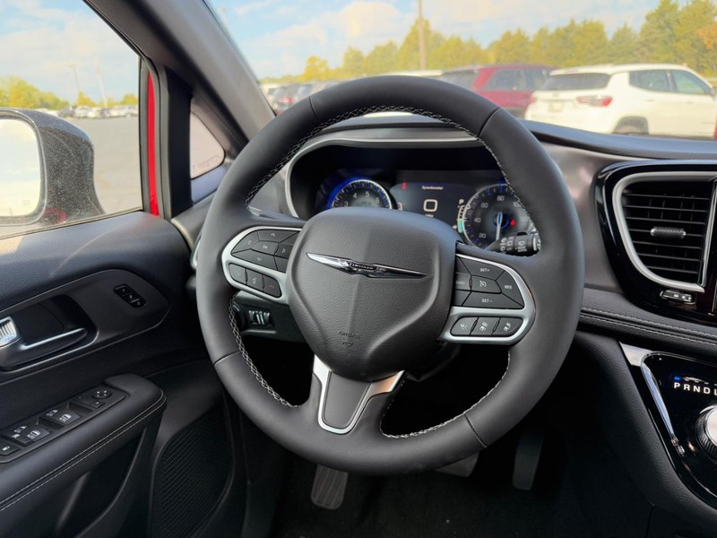 Chrysler Pacifica Vehicle Full-screen Gallery Image 8