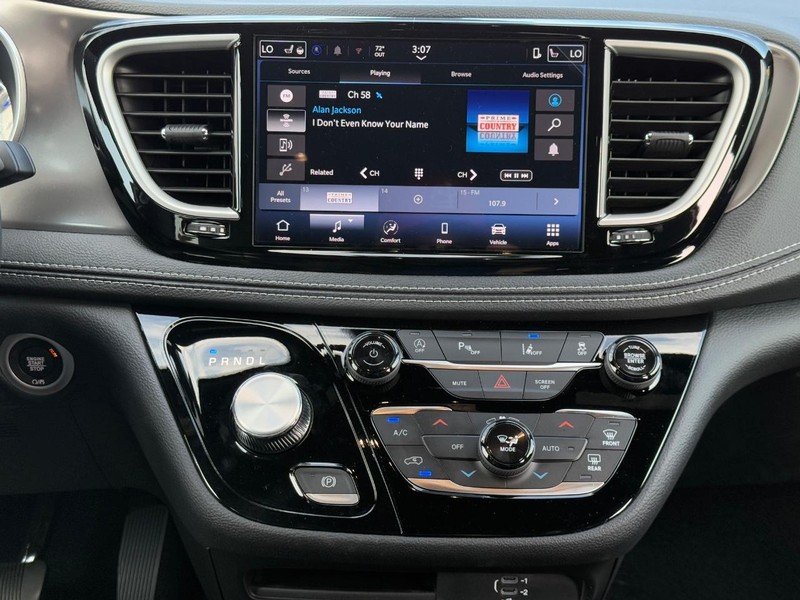 Chrysler Pacifica Vehicle Full-screen Gallery Image 9